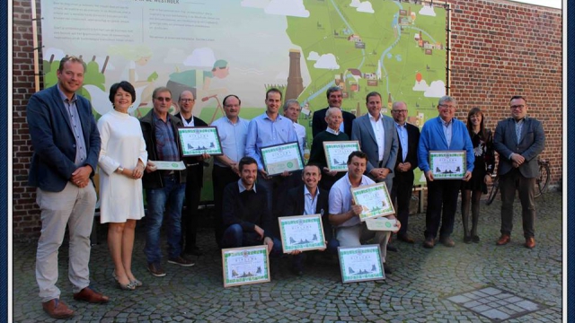 Groepsfoto met de hoppeboeren en het Stadsbestuur op de binnenkoer van het Hopmuseum